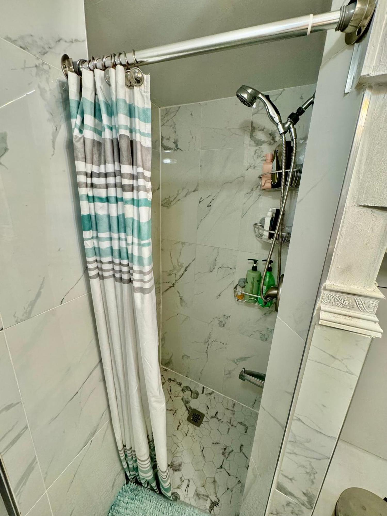 Private Tiny With Shared Bathroom Near Seatac Airport And Downtown Habitación en casa particular *