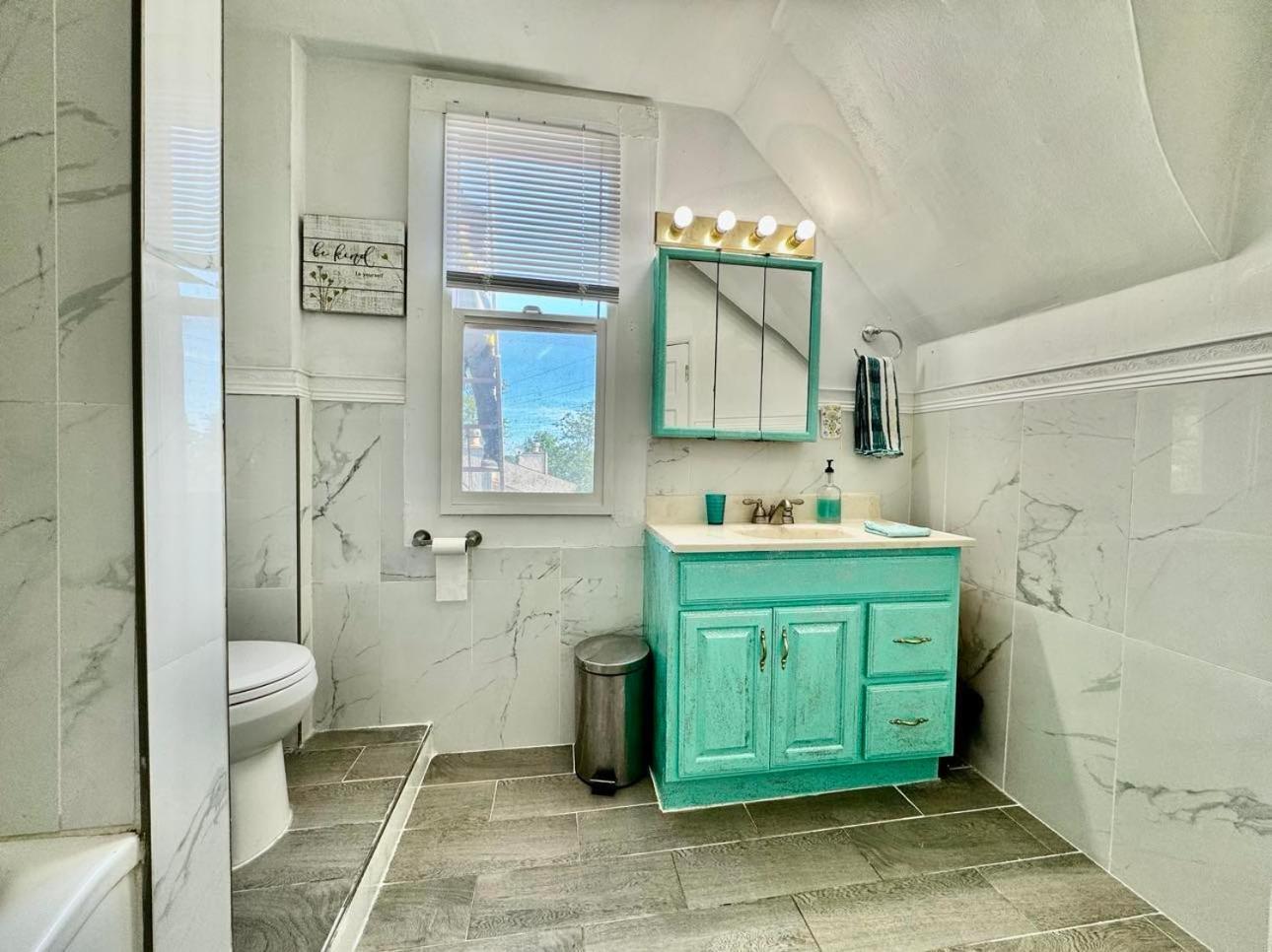 Habitación en casa particular Private Tiny With Shared Bathroom Near Seatac Airport And Downtown *